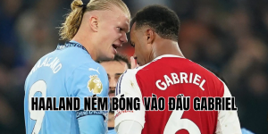haaland ném bóng vào đầu gabriel